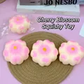 Nahaufnahme von rosa Kirschblüten-Squishy-Spielzeugen zum Stressabbau auf Matte - Mehlkirschenblüten