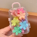 Süße bonbonfarbene Blumen-Haarklammern Set in einem transparenten Mini-Koffer - Zehn Blumen Pro Packung (in Einem Kofferkarton)