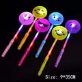 Vista dettagliata di bastoncini luminosi LED emoji colorati di 9x35cm ideali per feste - Bastone Luminoso Emoji
