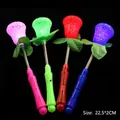 Dettaglio di quattro bastoncini luminosi a LED rosa in rosa verde rosso e blu festa - Bastoncino Di Rosa Con Chicchi Di Riso