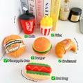 Vista dettagliata del set di 6 giocattoli squishy fast food con hamburger, cola e patatine - Set da 6 pezzi di cibo