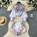 Vista detallada de un conjunto floral de dos piezas con top de manga abullonada y shorts - S / Top Y Pantalón / Purple (2959)