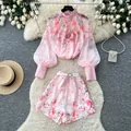 Detalle del conjunto floral rosa de dos piezas con mangas de farol y pantalones - S / Top Y Pantalón / Rosa (2958)