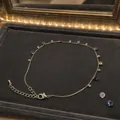Elegantes verstellbares vergoldetes Fußkettchen mit bunten Edelsteinen für Damen. - Dopamin-Design Bunter Strass-Stil / Gold