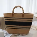 Elegante bolso tote tejido a mano con asa de bambú y rayas negras para la playa - 28*11*28 / Caqui & Negro