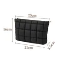 Borsa cosmetica nera trapuntata con etichette dimensionali: larghezza 25cm e altezza 16cm - Nero
