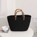 Bolso tote tejido negro con asas de bambú natural en mesa blanca - 28*11*28 / Negro