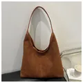 Borsa tote vintage grande in pelle scamosciata marrone con tracolla minimalista - Marrone scuro