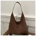Borsa hobo tote minimalista in pelle scamosciata marrone capiente per l'uso quotidiano - Caffè