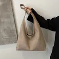 Borsa a tracolla grande in pelle scamosciata kaki dal design retrò per donna - Kaki