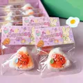 Detalle del juguete antiestrés onigiri de yema de huevo en empaque de conejo rosa - Bola de Arroz con Yema de Huevo Triangular