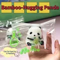 Λεπτομέρεια παιχνιδιού panda squishy σε διαφανή τσάντα με πράσινο μπρελόκ για άγχος - Πάντα με Μπαμπού (με Μπρελόκ)