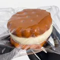 Nahaufnahme eines realistischen Schokoladen-Sandwich-Keks-Squishys in Vakuumverpackung - Emoji-Sandwich-Keks-Stil / Schokoladenbraun