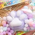 Μαλακό παιχνίδι squishy πατούσα γάτας με πολύχρωμα πομ-πομ σε τσάντα δώρου χρώματος λεβάντας - Βελούδινη Πατούσα Γάτας Μωβ Λιλά