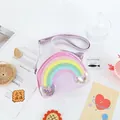 Detail van de regenboog met pailletten en hartvakje op de paarse schoudertas kind - Lavendel Paars Stijl (儿童彩虹包) / 17x5.5x13cm