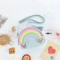 Detailweergave van de kleurrijke regenboog van lovertjes en hartjes op de kindertas - Fris Blauw Stijl (儿童彩虹包) / 17x5.5x13cm