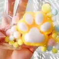 Schattig geel kattenpootje squishy speeltje met gekleurde pompons in een doorzichtige tas - Geflockte Kattenpoot Citroengeel