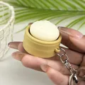 Détail d'un porte-clés mignon simulant un petit pain à la vapeur dans son panier. - Brioche à la Vapeur de Simulation / Blanc Cassé