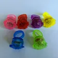 Anillos de fresa con LED intermitentes en goma suave en seis colores diferentes - Anillo de Goma Suave de Rosa Aleatorio