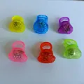 Set de seis coloridos anillos LED con forma de fresa de pegamento suave para fiestas - Anillo de Goma Suave de Corazón Aleatorio