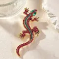 Broche lézard vintage avec strass étincelants roses et bleus pour accessoires de mode - Rouge