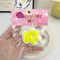 Vue rapprochée d'un jouet de décompression en forme de patte de chat jaune fluo - Patte de Chat Raisin Vert