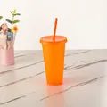 Bicchiere in plastica arancione da 710 ml con cannuccia su sfondo di marmo elegante - 24OZ/710ML / Arancione Brillantini