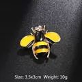 Broche abeille mignonne en émail jaune et noir avec détails en strass étincelants - Style Abeille (BR2402)