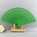 Eleganter grüner hölzerner Faltfächer mit Lochmuster für klassische Hochzeiten - Grün