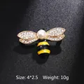 Broche abeille mignonne en émail jaune et noir, strass et détail de perle - Style Abeille (BR2403)