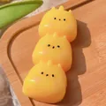 Niedliches gelbes Dreifach-Küken-Squishy-Stressabbau-Spielzeug aus weichem Silikon - Drei Kleine Drachen
