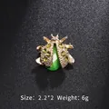 Élégante broche coccinelle dorée avec strass verts et une grande pierre gemme vert olive - Style Coccinelle Verte (XD8200 Vert)