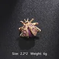 Jolie broche coccinelle dorée avec cristaux violets et strass roses étincelants - Style Coccinelle Violette (XD8200 Violet)