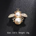 Broche abeille dorée avec de grandes perles et des ailes en cristal étincelantes - Style Abeille (XD8387)