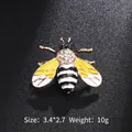 Broche abeille dorée mignonne avec émail jaune et noir et strass brillants - Style Abeille (XD8661)