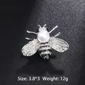 Élégante broche abeille argentée avec grande perle blanche et strass en cristal brillants - Style Abeille Argentée (XD8662 Blanc)