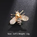 Charmante broche abeille dorée ornée de strass étincelants et d'une perle centrale dorée - Style Abeille Dorée (XD8662 Or)