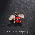 Adorable broche abeille en émail rouge et noir avec ailes en cristal étincelantes pour femme - Style Abeille Rouge et Noire (XD8870-1)