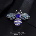 Magnifique broche abeille en cristaux bleus étincelants sur un fond noir raffiné - Style Abeille Bleue Vintage (XD10984-2)