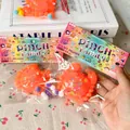 Vue détaillée du jouet à presser crabe avec paillettes et emballage - Style de Crabe (Sac en PVC)