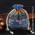 Pochette à bijoux ethnique bleu lac 12x15cm en velours avec cordon et perles de bois - 12x15cm Doublé de Velours / Style Ethnique Bleu Lac