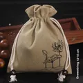 Pochette à bijoux en lin 12x15cm avec motif lotus gris et doublure en polaire douce - 12x15cm Doublé de Velours / Lotus Gris