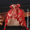 Pochon à bijoux traditionnel chinois en brocart rouge avec doublure velours 12x15cm - 12x15cm Doublé de Velours / Fond Rouge Avec Des Touches Dorées Symbolisant La Richesse Et La Prospérité.