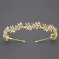Elegante cerchietto da sposa a foglia d'oro con strass scintillanti. - Oro
