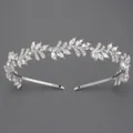 Elegante cerchietto da sposa argento con intricati disegni di foglie di strass per matrimoni. - Argento
