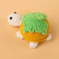 Handgefertigter gehäkelter Ananas-Schildkröte Schlüsselanhänger mit gelbem Panzer - Schildkröten-Kaki-Puppe / Orange und Gelb