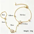 Elegante bracciale anello in acciaio dorato con fiori e dettagli in strass chiari. - Stile Fiore Strass Bianco (E2522)