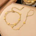 Detaillierte Ansicht des eleganten goldenen Herz-Sklavenarmbands aus robustem Titanstahl - Doppelschicht Herz Handkette (Gold)