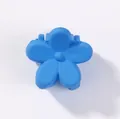 Mini blaue Haarspange in Blumenform mit matter, gefrosteter Oberfläche für Kinder - Mattes Blumen-Stil (7) / Hellblau