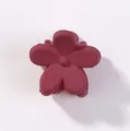 Kleine blumenförmige Haarklammer in tiefem Dunkelrot mit mattierter Oberfläche für Mädchen - Mattes Blumen-Stil (33) / Burgunderrot